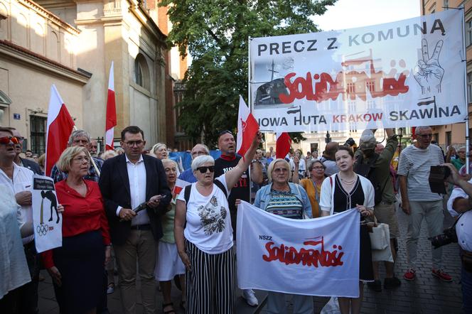 „Stop Obrażaniu Katolików”. Protest w Krakowie po inauguracji IO