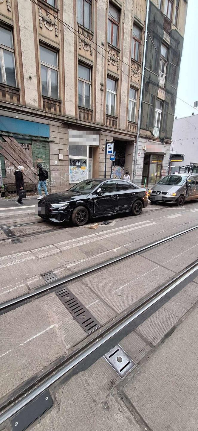 Łódź. Tramwaje wykoleił się na Legionów. Staranował trzy pojazdy [ZDJĘCIA].