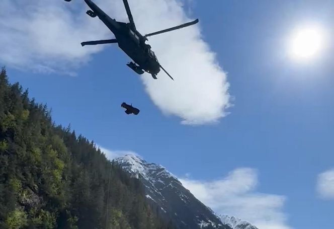 Przygniótł go 300-kilogramowy głaz i żyje! Zobacz zdjęcia z akcji ratunkowej