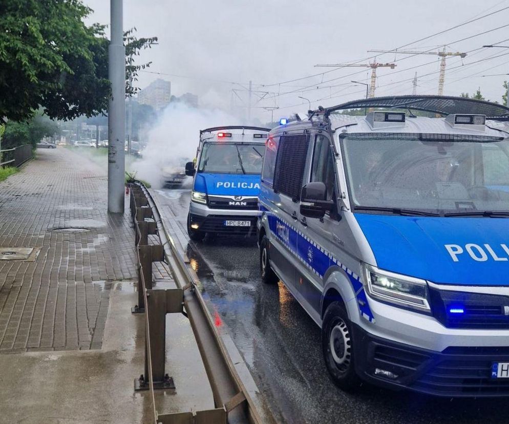Samochód płonął w centrum Bydgoszczy. Ogień ugasili policjanci przed przybyciem straży pożarnej