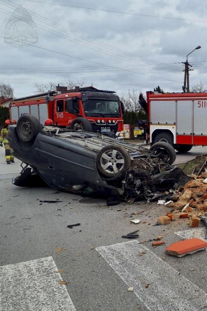 Radomsko. Kapliczka kompletnie zniszczona. Szokujący wypadek. Policja poszukuje mężczyzny z renaulta [ZDJĘCIA]