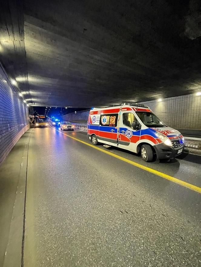 Koszmarny wypadek w Warszawie. Starszy mężczyzna na oczach żony wbiegł pod koła pędzącego auta