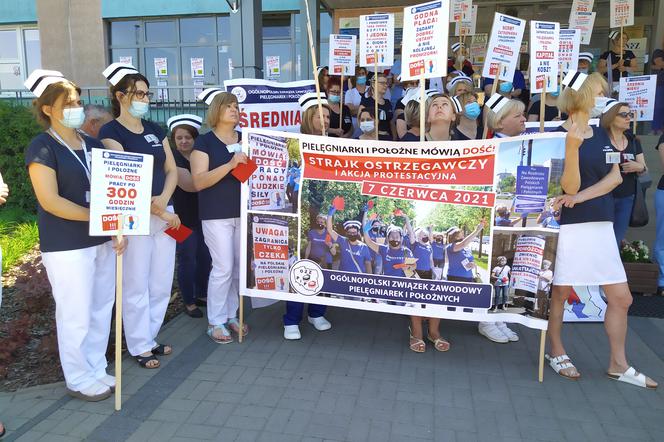 W strajk przy Mazowieckim Szpitalu Wojewódzkim w Siedlcach włączyło się kilkadziesiąt osób