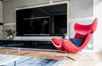 Designerski fotel w nowoczesnym salonie