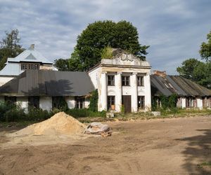 Niezwykła wieś w Łódzkiem. W tym dworku mieszkał Chełmoński