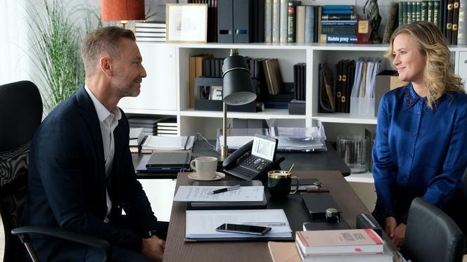 M jak miłość, odcinek 1727: Andrzej nabierze się na podstęp Julii. Wykorzysta do tego Rotkiewicza i SMS z groźbami - ZDJĘCIA