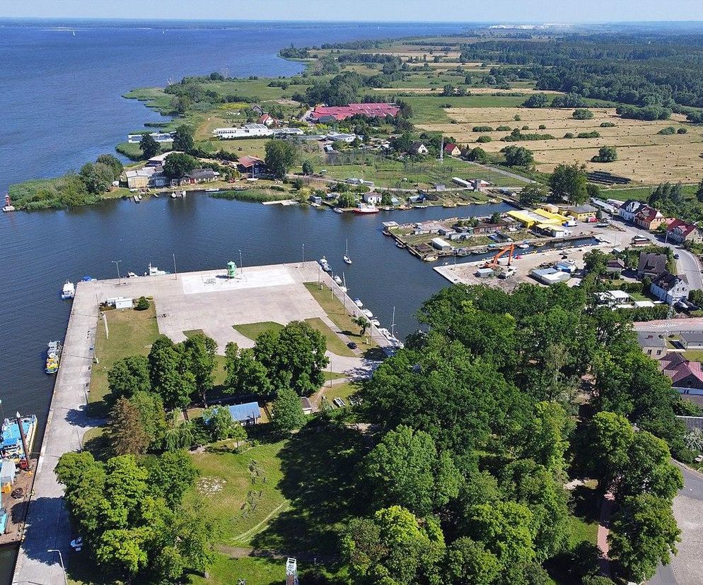 Największy polski port nad Zalewem Szczecińskim. Znajduje się obok Szczecina