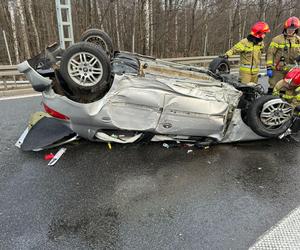 Wypadek na A4. 19-letni kierowca peugeota uderzył w bariery energochłonne