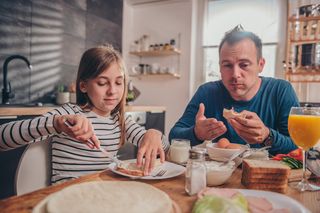 Wspólne posiłki wzmacniają odporność psychiczną dziecka. Już jeden w tygodniu przynosi ogromne korzyści