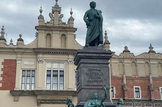 Pomnik Adama Mickiewicza z krakowskiego rynku ma brata bliźniaka
