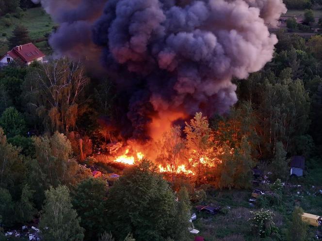 Kłęby czarnego dymu nad okolicą