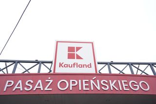 Pasaż handlowo-usługowy przy ul. Opieńskiego w Poznaniu 