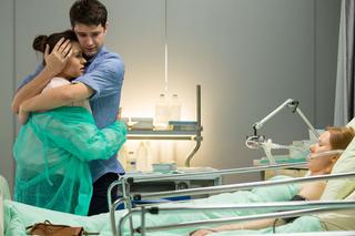 Na dobre i na złe, odcinek 710. Wiktoria (Katarzyna Dąbrowska), Adam (Grzegorz Daukszewicz) i Blanka (Pola Gonciarz)