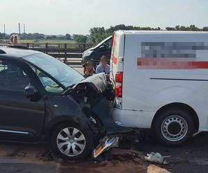 Karambol na Moście Łazienkowskim! Dwie osoby trafiły do szpitala, gigantyczny korek do centrum