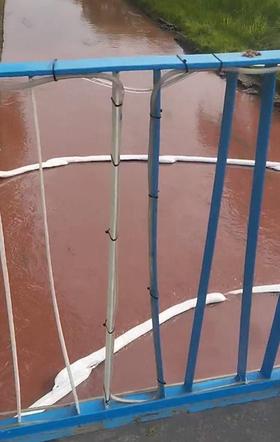 Tak wygląda rzeka Brynica. Wodą spłynęły rozpuszczone chemikalia po pożarze w Siemianowicach Śląskich