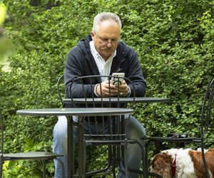 Marek Jakubiak. Pies pomaga mu w kampanii