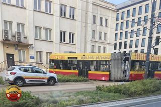 Łódź. Tramwaj wykoleił się po zderzeniu z autem. Zatrzymał się kilkanaście centymetrów przed budynkiem