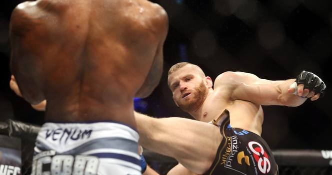 UFC: Jan Błachowicz - Thiago Santos GODZINA: O której godzinie walka Błachowicz - Santos? KARTA WALK na gali UFC w Pradze