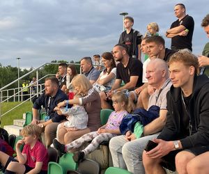 Kibice na otwarciu stadionu w Starachowicach
