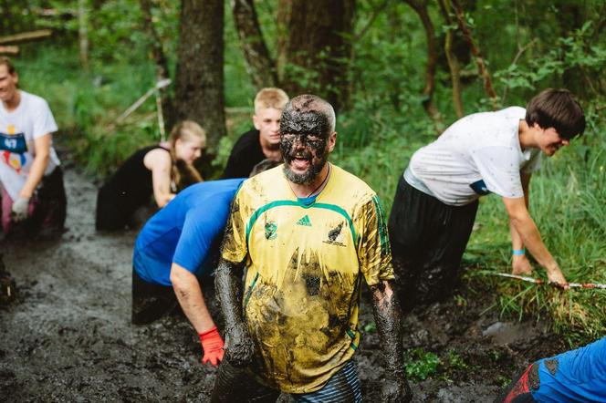 Festiwal Życia w Kokotku. Zdjęcia z czwartego dnia imprezy. Bieg Festiwalowicza i biskup w błocie