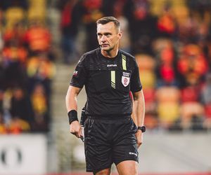 Potężna kontrowersja w hicie Ekstraklasy. Sędzia Jarosław Przybył szczegółowo tłumaczy decyzję