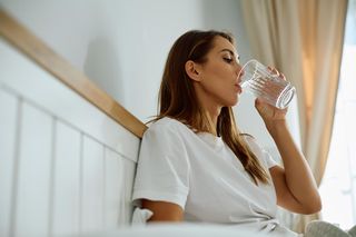 Piłam ponad 3 l wody każdego dnia. Zaskoczyło mnie, co się stało z moją skórą