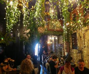 Na otwarciu kawiarni Alahamora w Katowicach tłumy. Wystrój wnętrza jest cudownie magiczny! ZDJĘCIA
