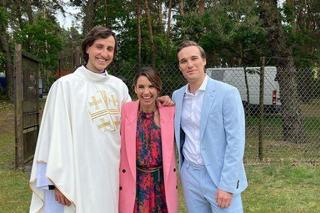 M jak miłość na planie. Aneta (Ilona Janyst), Olek (Maurycy Popiel), ksiądz Grzegorz (Paweł Janyst)