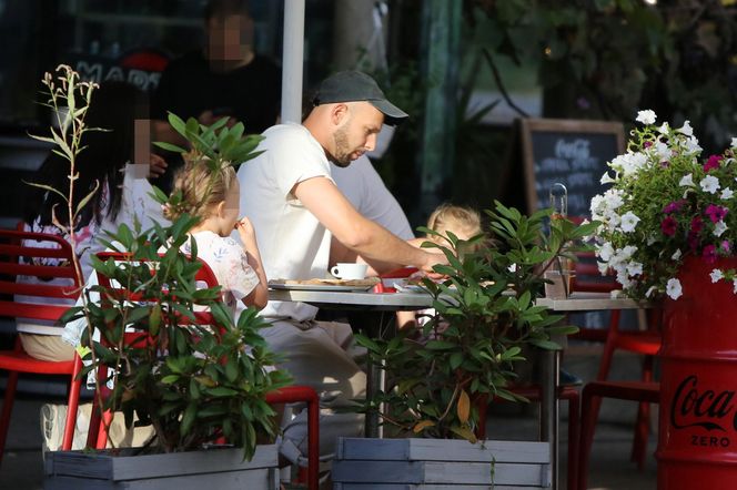 Maciej Pela z córeczkami nad Wisłą