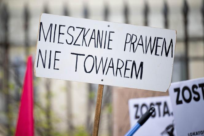 Lokatorzy z Osiedla Przyjaźń protestowali przed ratuszem: "Chcemy umów z miastem, nie wysiedleń!"