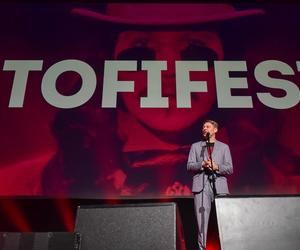 Tofifest 2024 otwarty! Magdalena Różczka, Ewa Wiśniewska i Kafka Jaworska uśmiechały się od ucha do ucha w Toruniu. Zdjęcia z uroczystej gali