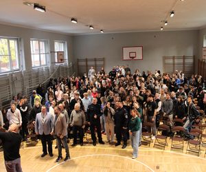 Dominik Dąbrowski spotkał się z młodzieżą III LO w Grudziądzu. Było o aktorstwie, policji i kabarecie 