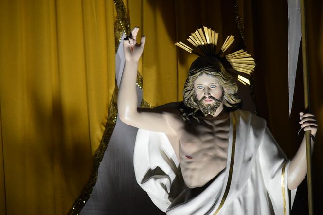 Zmartwychwstanie Jezusa Wielkanoc rezurekcja jezus krzyż