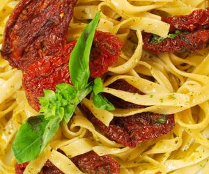 Spaghetti z suszonymi pomidorami i czosnkiem: szybkie danie z makaronu