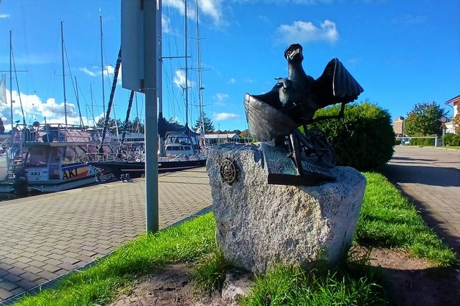 Rzeźby "Marianów" w Kołobrzegu