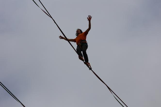   Urban Highline Festival 2023 w Lublinie. Slacklinerzy robią cuda na linach!