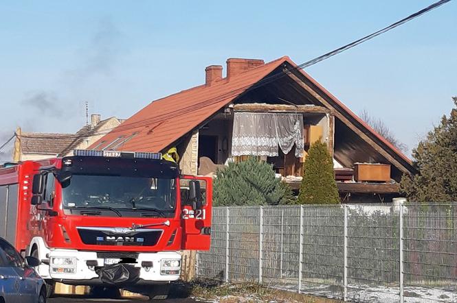 Jedna ściana budynku została całkowicie zniszczona.