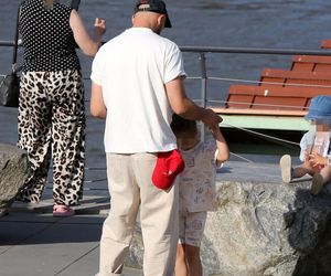 Maciej Pela z córeczkami nad Wisłą