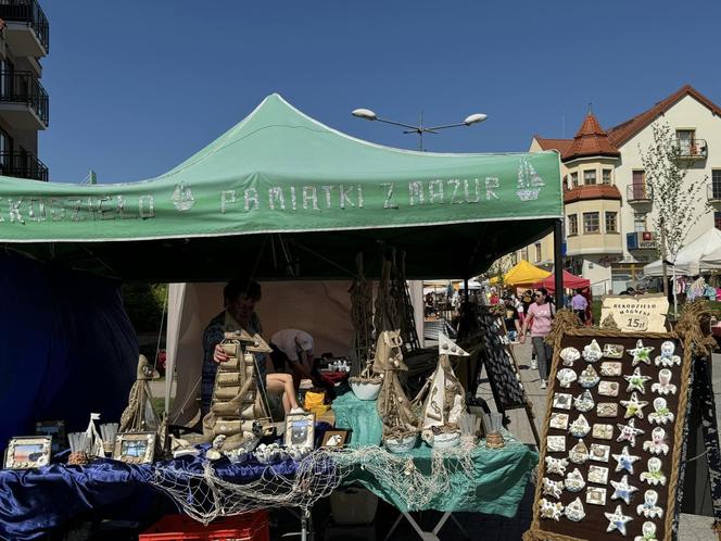 W Giżycku ruszył sezon letni. Kiermasz, rękodzieło i… pływający czołg [ZDJĘCIA]