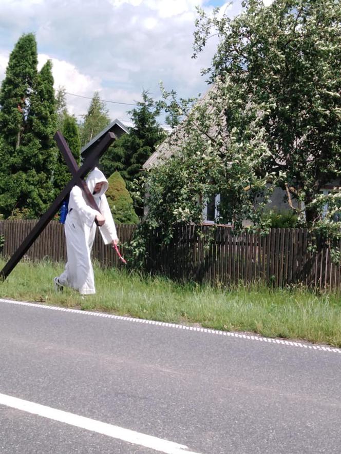 Młody mężczyzna szedł z krzyżem na ramieniu przez Ostaszewo