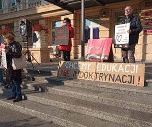 „Rząd przygotowuje sobie ciemnotę, którą łatwiej rządzić”. #Kartka do Czarnka w Rzeszowie. 