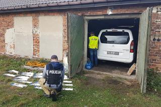Dziupla w Łodzi ROZBITA! Masa tablic rejestracyjnych, skradzione auta i części z rozebranych pojazdów