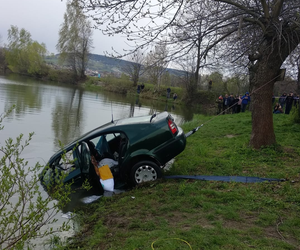 Samochód wjechał do zbiornika wodnego. Kierowca nie żyje