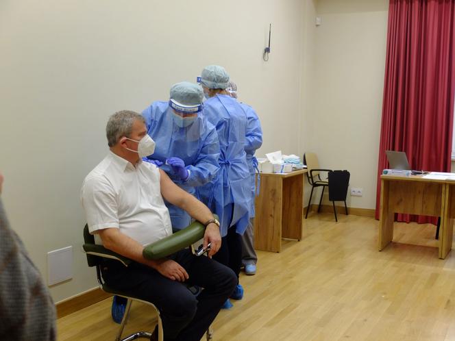 W Lublinie jako pierwsi zaszczepili się medycy na co dzień walczący z epidemią  