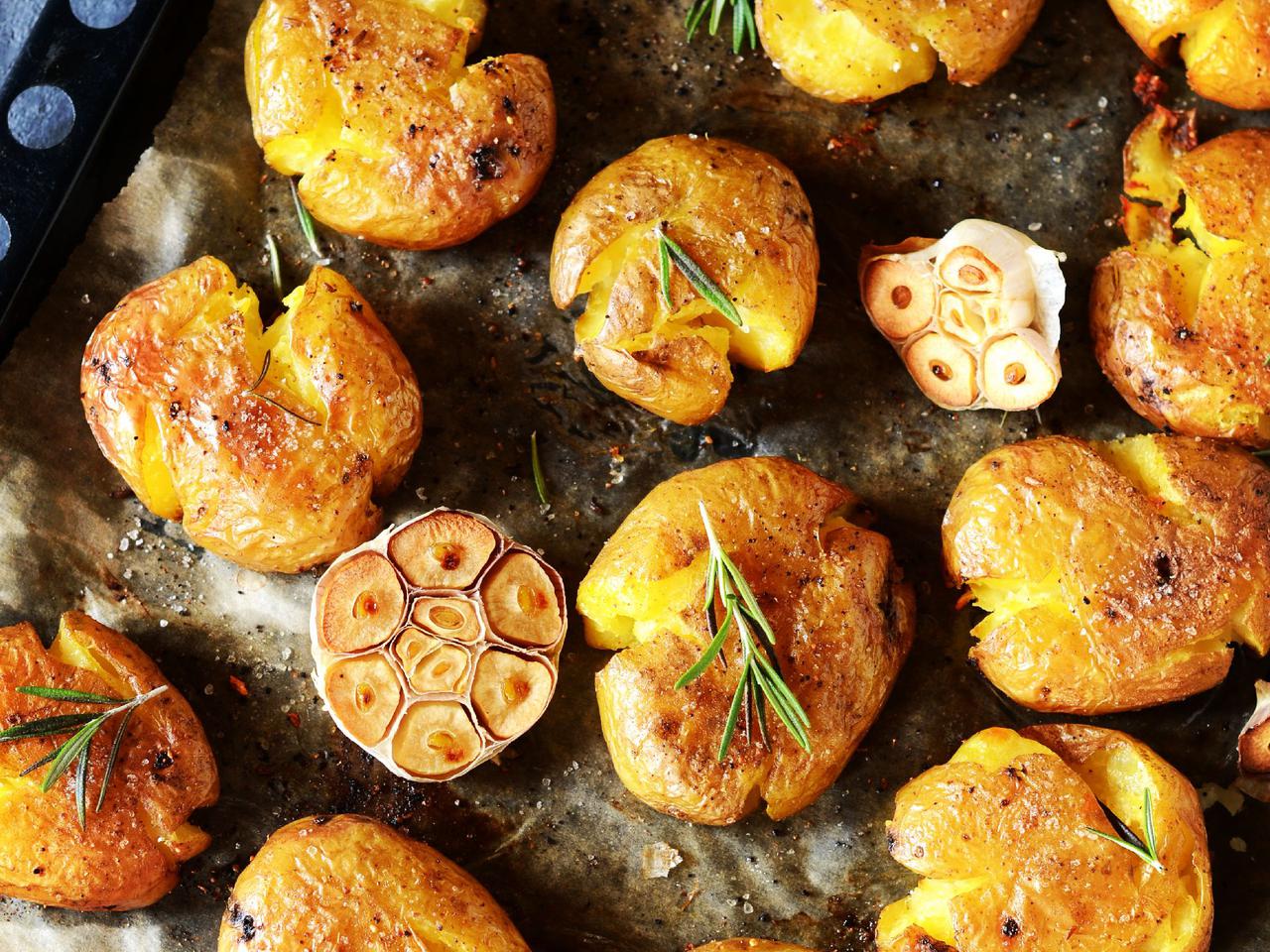 Gniecione ziemniaczki zapieczone z czosnkiem i rozmarynem - zakochacie się w nich!