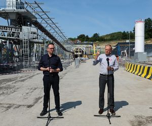 Donald Tusk w Męcinie. Premier odwiedził budowę największego tunelu kolejowego w Polsce