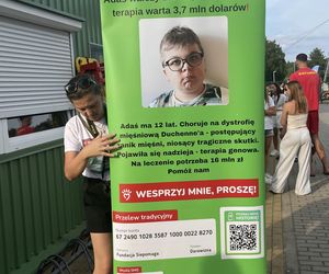 Damian płynie 100 km bez przerwy, aby pomóc Adasiowi!