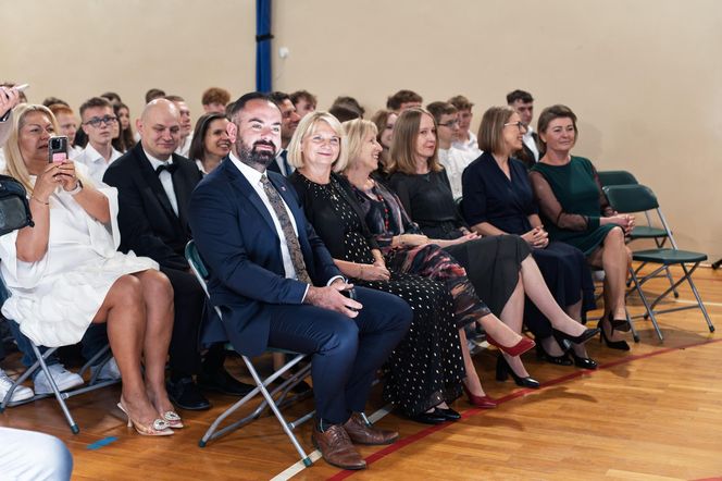 100 par tańczy poloneza na 100-lecie siedleckiego Ekonomika