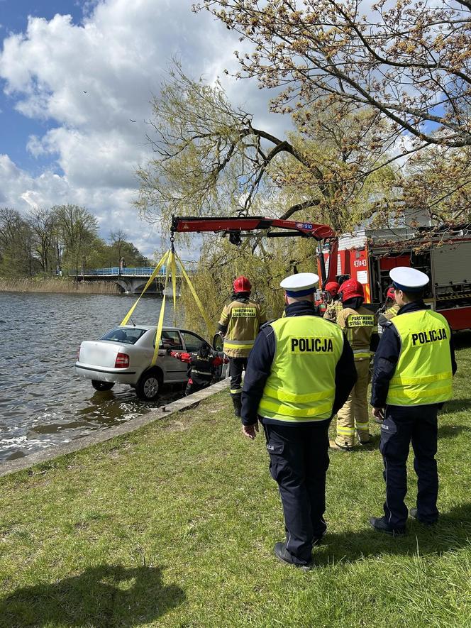 Samochód dryfował w jeziorze. Policja szukała właściciela