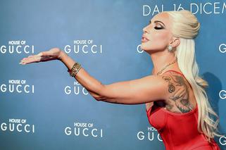 Premiera House of Gucci. Lady Gaga w czerwonej sukni z głębokim dekoltem
